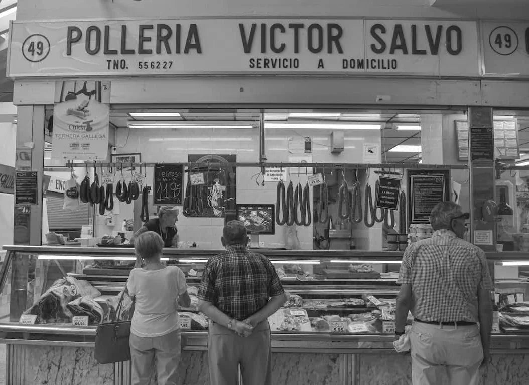Pollería en el mercado de Víctor Salvo