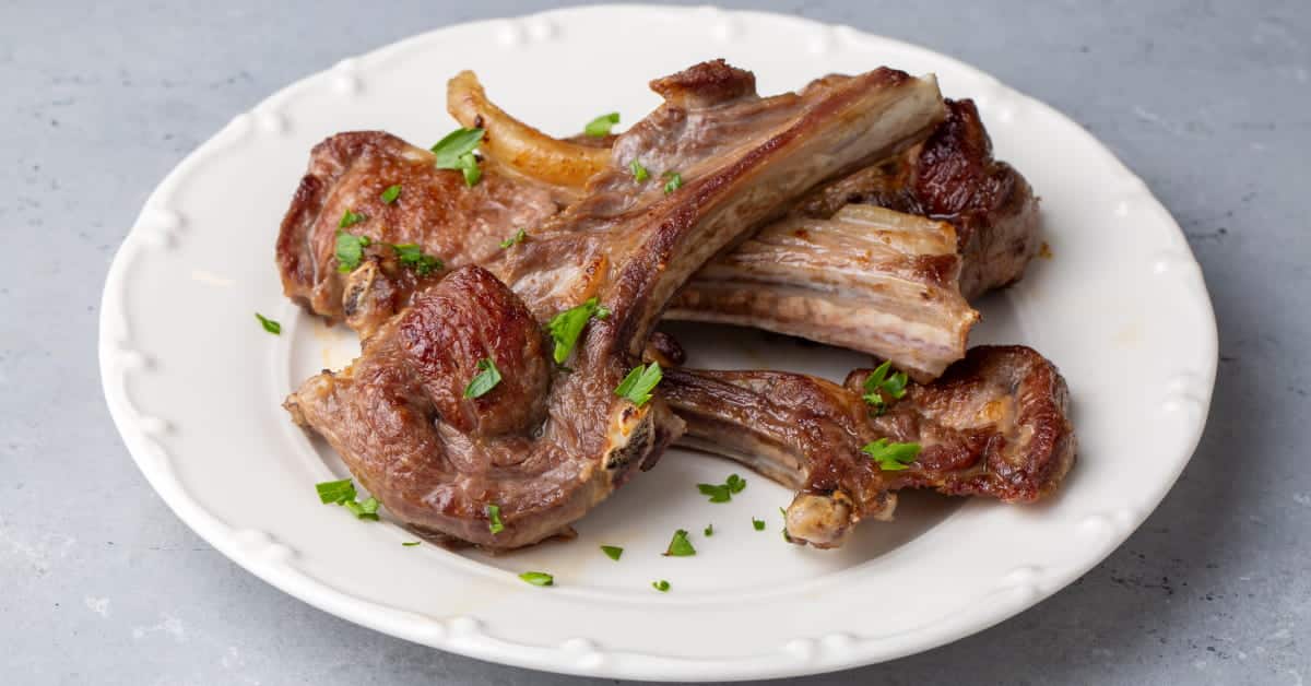 Costillas de ternasco al horno con patatas: Un clásico de la cocina aragonesa