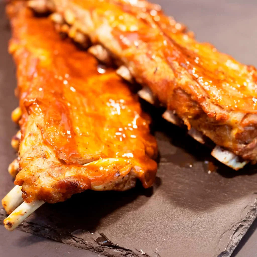 Detalle de las costillas de cerdo con salsa barbacoa de Carnicería Víctor Salvo