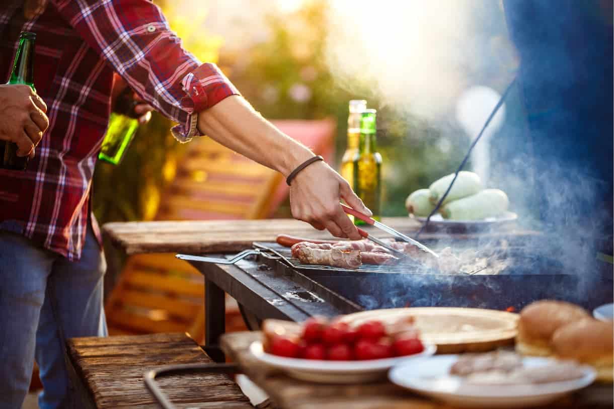 Qué carne comprar para una barbacoa, hombre haciendo una barbacoa de carne, carnicería Víctor Salvo